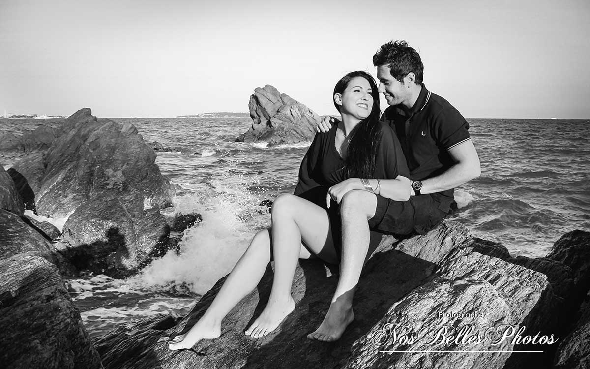 Séance photo de couple à la plage de Cannes, shooting couple sur plage à Cannes