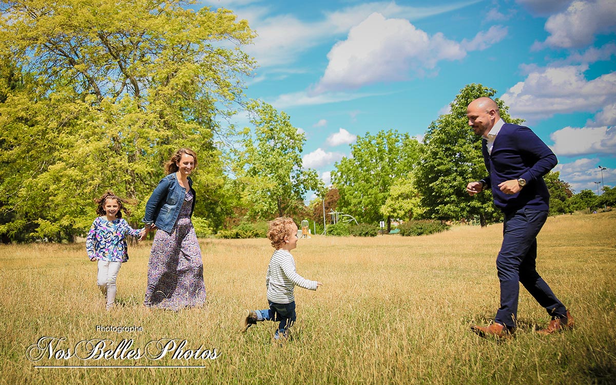 Photographe famille à Mougins, séance photo de famille Mougins, shooting famille en extérieur à Mougins