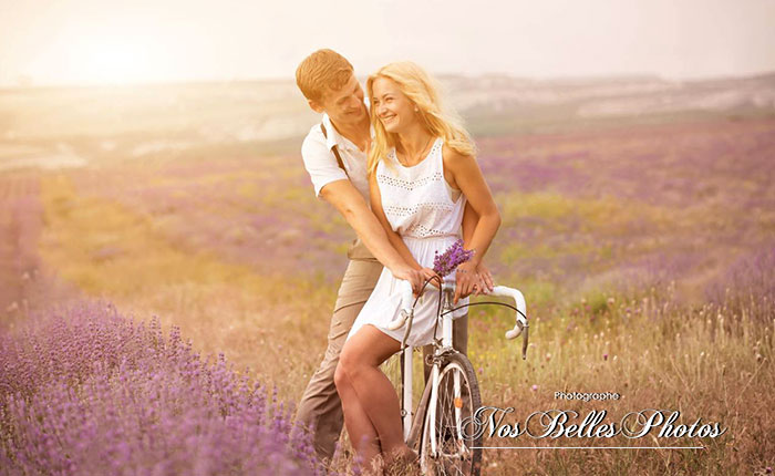 Bon plan séance photo couple Valensole Luberon, shooting couple dans un champs de lavande, photographe Valensole 04